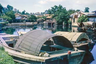 Port activity, sampan boats on the Singapore River, Singapore, southeast Asia c 1963.