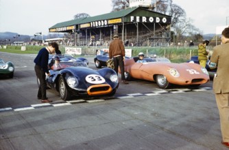 John Coundley (32) brown Jaguar E-type car and Bill de Selincourt (33), Jaguar Lister 'Knobbly'
