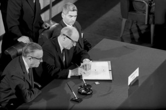 Laos conference in Geneva 1962: signing of the agreement