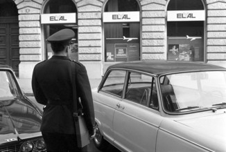 Policemen guards office of EL-AL, 1969