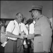 Swiss Himalaya expedition 1956: Arrival or departure in Kloten, Wolfgang Diehl and Brunner