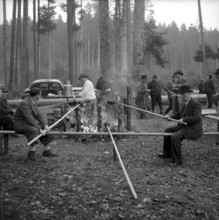 Christmas hunting in Brittnau 1952: Hunters have a barbecue in the Forest