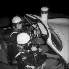 Cantonal police Zurich 1958: policemen in a Porsche