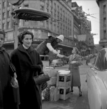 Driver give presents to traffic policeman in Zurich, 1955