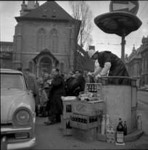 Driver give presents to traffic policeman in Zurich, 1955