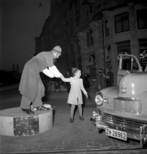 Drivers give presents to traffic policeman in Zurich 1949