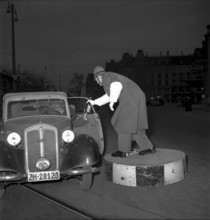 Drivers give presents to traffic policeman in Zurich 1949