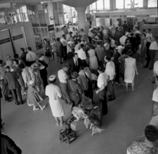 Kloten airport, Swiss expatriates from Canada arriving, 1964