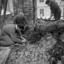 Grand hotel Rigi Kaltbad burned down, policemen investigating, 1961