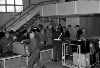 Airport Geneva-Cointrin 1959: customs clearance