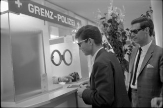 Cliff Richard arriving in Zurich-Kloten, 1965