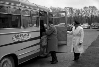 Airport Geneva-Cointrin 1959: customs clearance
