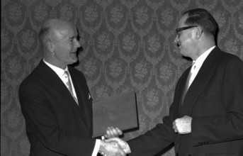 Emil Staiger receiving City of Zurich literature prize 1966