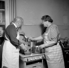 Women preparing preserved fruit for Swiss soldiers, 1939