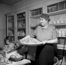 Women preparing preserved fruit for Swiss soldiers, 1939