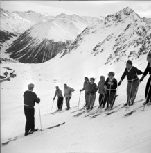 Course of ski instructors in Davos, 1951