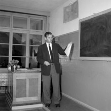 Census director giving instructions in Frutigen 1960