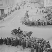 New Year reception at Federal Palace Berne 1956: coaches on Federal Square