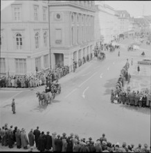 New Year reception at Federal Palace Berne 1956: coaches on Federal Square