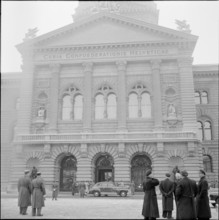 New Year reception at Federal Palace Berne 1951: diplomatic car on Federal Square