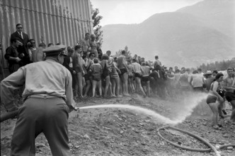 Salvage of the mini-submarine ""Tigerhai I"" near Locarno, 1965: Policeman dispel spectators with
