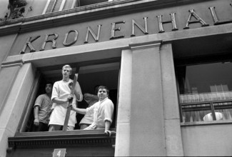 Globus riots in Zurich 1969: Spectators at Kronenhalle restaurant