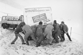 Return of the winter, cars in snow, Sattel 1972