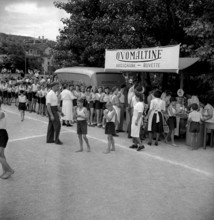 Day of the youth squads of Satus in Zurich 1947: queue at the Ovomaltine bus