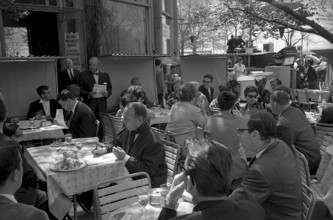 Diligence drive to Flims: Upbeat of the Year of the Alps, garden restaurant, 1965