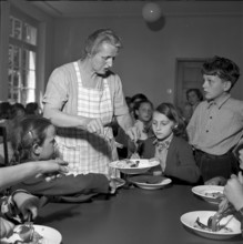 Outdoor school Zurich 1952: children having lunch