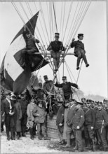 Start of the Gordon Bennet ballon race in Zurich-Schlieren 1909