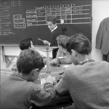 Zurich, Reform class, upper stage pupils experimenting, 1957