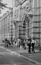 Pupils in front of the Hirschengraben school, Zurich 1972