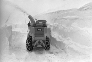 Snow removal on Gotthardpass, April 1972