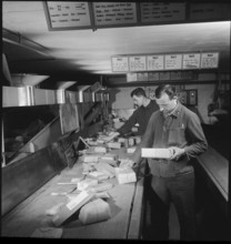 Sihlpost, sorting parcels, Zurich parcel post 1944