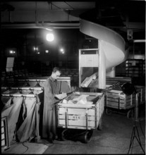 Sihlpost, sorting parcels, Zurich parcel post 1944