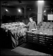 Sihlpost, sorting parcels, Zurich parcel post 1944