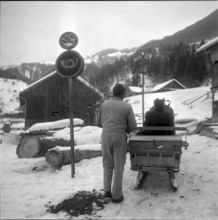 Post delivery in the Grisons by sleigh 1953