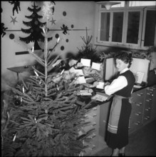 Post office Berne - Bethlehem, children posting christmas letter,  1956