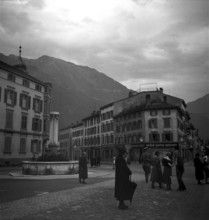 Glarus 1934: square, fountain, people