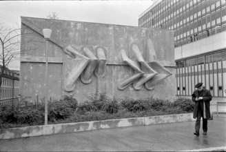 Sculpture by Walter Kretz, PTT employees building Berne 1971