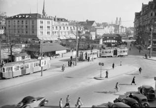 Zurich, Bahnhofquai, Globus department store and wooden bridge over the Limmat 1946
