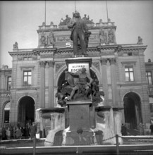 Alfred-Escher statue with icicles, Zurich 1954