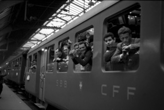 Zurich, italian workers leaving for elections in Italy, 1963