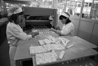 Workers at the chocolate factory Grison AG in Chur 1969