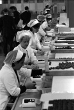 Workers at the chocolate factory Grison AG in Chur 1969