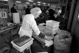 Worker at the chocolate factory Grison AG in Chur 1969