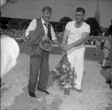 Swiss wrestling festival 1953 in Winterthur: swiss type wrestling champion Walter Flach mit seinem
