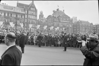 Royal wedding in Amsterdam 1966: Spectators in the streets