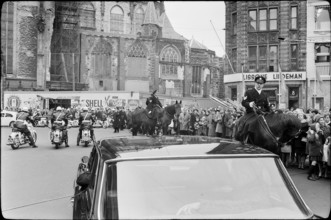 Royal wedding in Amsterdam 1966: Spectators in the streets